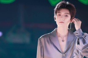 娱乐圈八卦明星王源图片-王源成长照大公开：从青春偶像到音乐人的风格转变与时尚瞬间