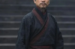 TVB“绿叶王”镜头前失控落泪，曾高调辞职后回巢，被嘲吃回头草