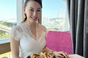 香港知名女星报复式消费，变卖二手包赚钱，在网上售卖大尺度照片