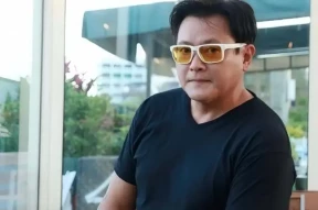 香港知名男星前妻婚内出轨，卖保险年入近500万，一直在整容变脸