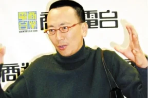 香港知名星二代中门大开，大秀性感孕肚照，一日吐五次，吐到呕血