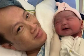 香港知名男星靠母亲遗产生活，妻子58岁生二胎，花高价人工受孕