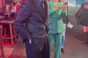 70岁影帝深夜现身兰桂坊，紧身西装大秀身材，粉丝失控尖叫