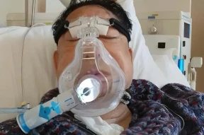 香港知名演员坐轮椅输液登台？身体状况欠佳，儿子在家里啃老