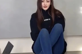 张天爱光脚造型火出圈，38码脚揽5亿流量，谁在逼我们给身体打分？