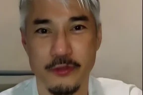 TVB前金牌绿叶罕见露面，满头银发被指撞脸吴尊，如今越老越有味