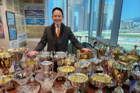 香港知名富豪紧急入院缝合12针，背景深厚，一年内遭遇4次意外