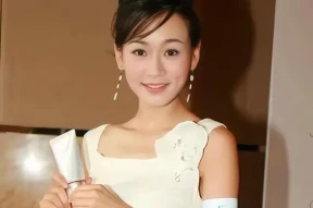 TVB前港姐冠军近况曝光！直播间被批蹭热度，造型被嘲似广场大妈