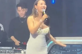 香港知名女星商演无人回应，唱歌还跑调，在网上售卖大尺度照片