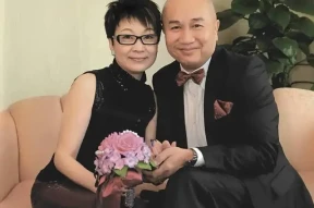 香港知名演员丧妻8年，每周坚持探望亡妻，已在相邻位置买好墓地