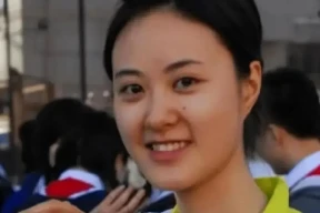 44岁央视主持人秦方近况曝光，曾是重庆最美高考状元仍单身