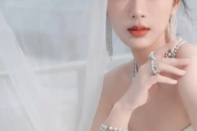 榜妹热线 ｜ 杨紫新春活动？侯明昊《逍遥》火速抬走？翟潇闻新商务？何洛洛男二角色？鹤秋进组？