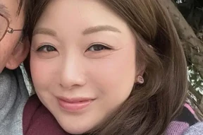 香港知名女星新恋情曝光，二十年闺蜜变情人，男友不介意当继父