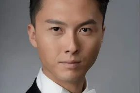 TVB知名视帝新造型再度受质疑，吓坏网民，被指很恐怖