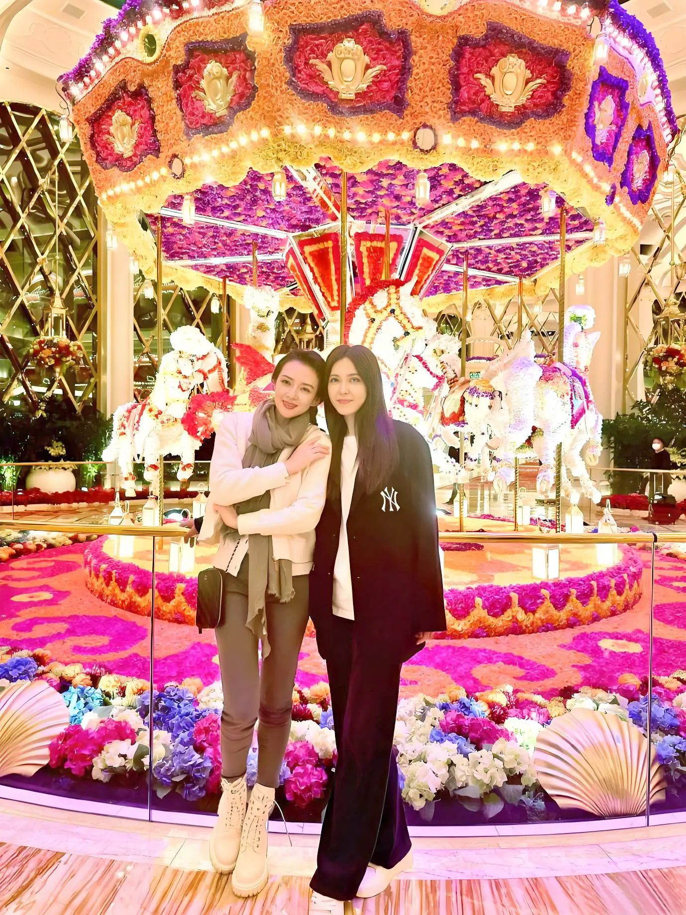 章子怡偶遇老同学曾黎！两人大学有竞争，如今有一个显著的共同点  第13张