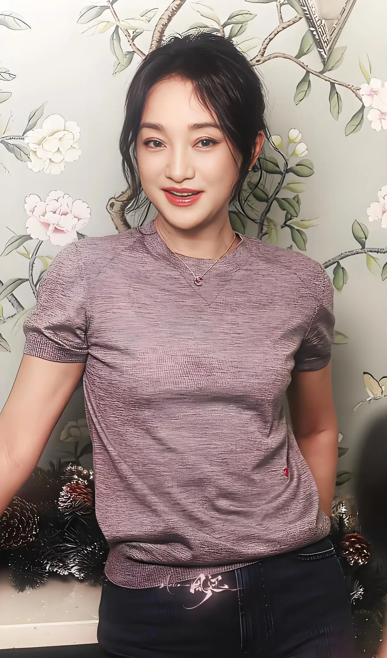 周迅参加巴黎时装周,两名白人壮汉为她撑伞!她对养老有规划 第3张 周迅参加巴黎时装周,两名白人壮汉为她撑伞!她对养老有规划 第3张