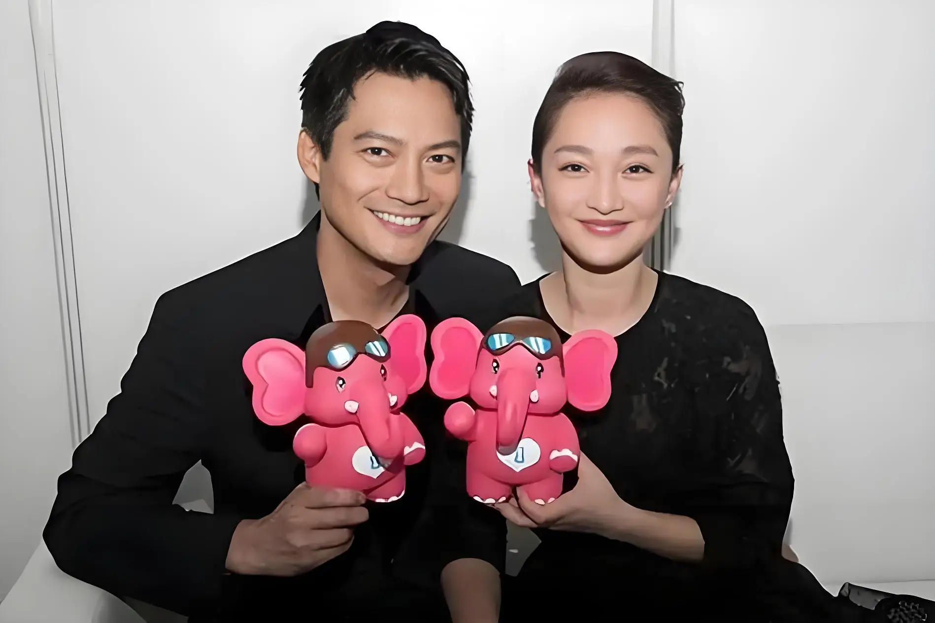 周迅参加巴黎时装周,两名白人壮汉为她撑伞!她对养老有规划 第4张 周迅参加巴黎时装周,两名白人壮汉为她撑伞!她对养老有规划 第4张