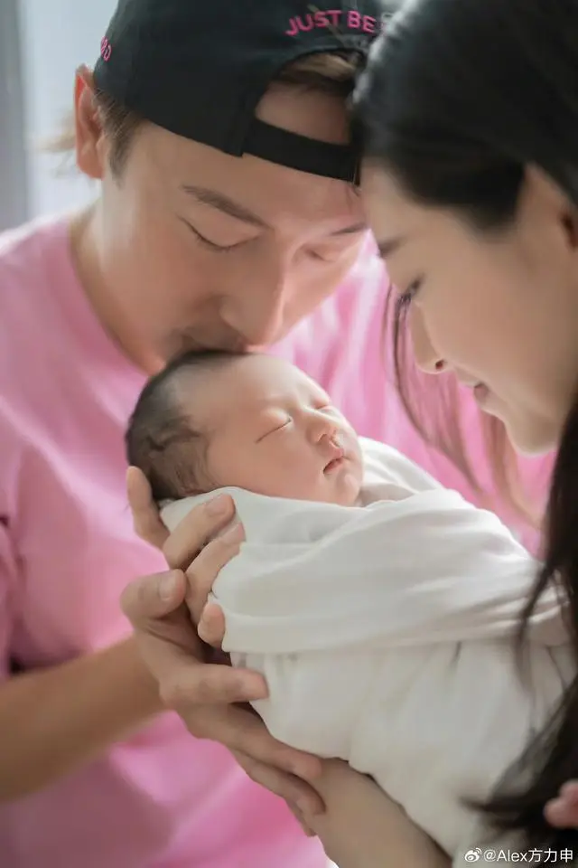 香港知名男星着急生二胎，认传统想要儿子，去年完成结婚生女计划  第1张