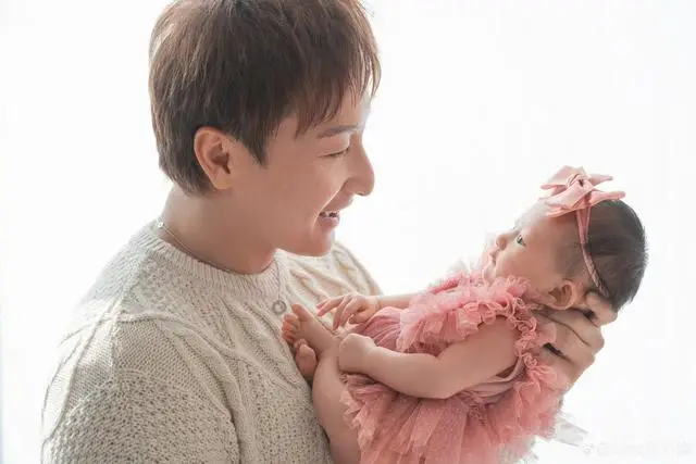 香港知名男星着急生二胎，认传统想要儿子，去年完成结婚生女计划  第4张