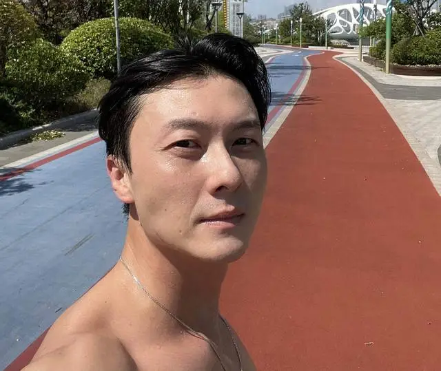 又走一个！TVB知名男星正式约满离巢，在内地拍剧沦为配角  第2张