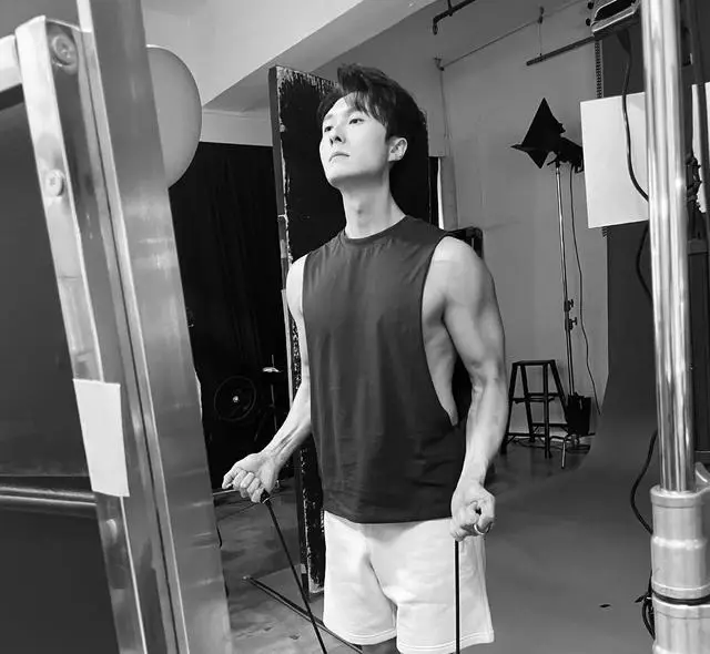 又走一个！TVB知名男星正式约满离巢，在内地拍剧沦为配角  第6张