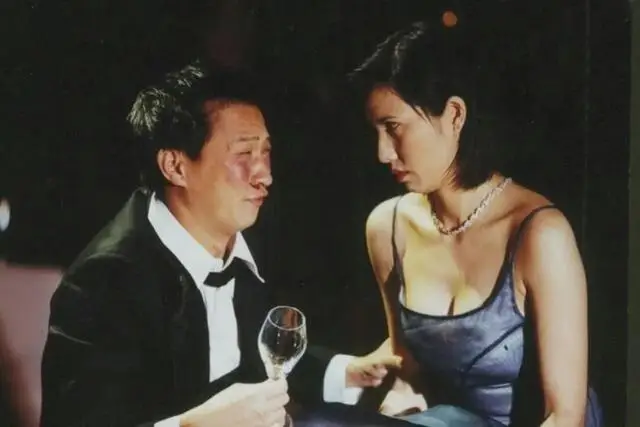 香港性感“江湖大嫂”复出，逆生长惊呆网友，自曝旧照黑到认不出  第1张