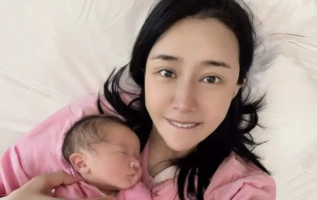 恭喜！香港过气女星晒照宣布生子，再婚嫁山东农村小伙  第1张