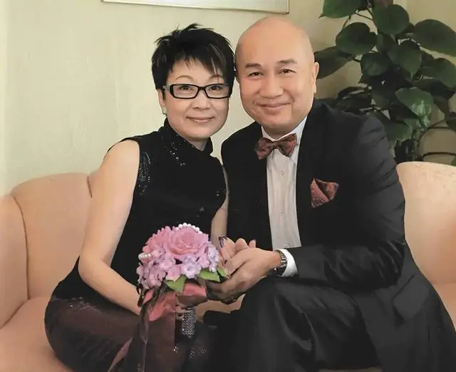 香港知名演员丧妻8年，每周坚持探望亡妻，已在相邻位置买好墓地  第1张