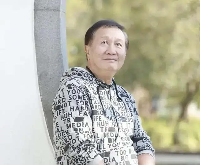 香港知名演员丧妻8年，每周坚持探望亡妻，已在相邻位置买好墓地  第2张