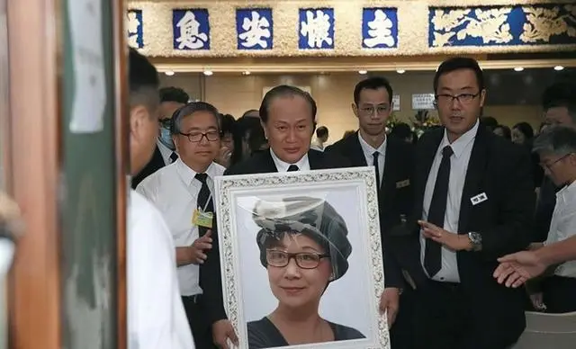 香港知名演员丧妻8年，每周坚持探望亡妻，已在相邻位置买好墓地  第9张