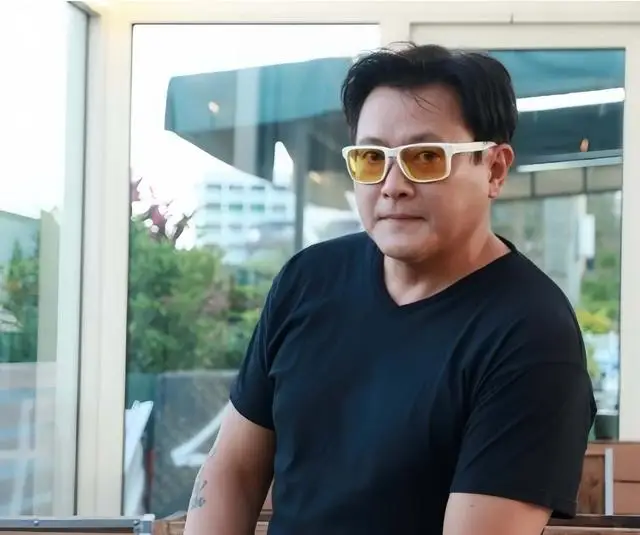 香港知名男星前妻婚内出轨，卖保险年入近500万，一直在整容变脸  第1张