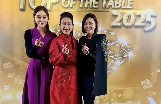 香港知名男星前妻婚内出轨，卖保险年入近500万，一直在整容变脸  第2张