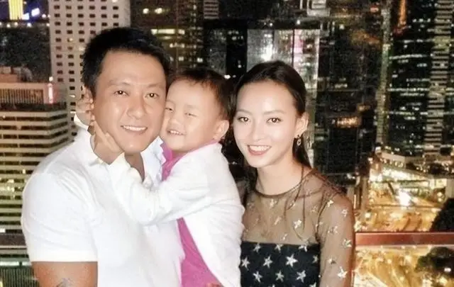 香港知名男星前妻婚内出轨，卖保险年入近500万，一直在整容变脸  第6张