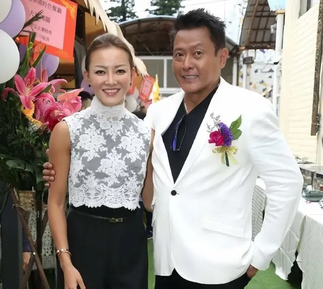 香港知名男星前妻婚内出轨，卖保险年入近500万，一直在整容变脸  第7张