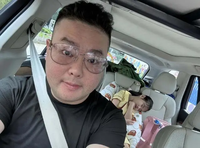 突发！香港知名男星离婚后陷经济困难，多年不出门工作在家带娃  第3张
