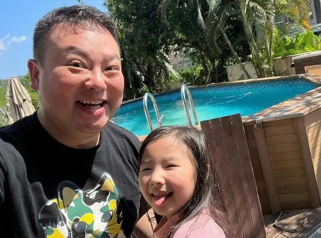 突发！香港知名男星离婚后陷经济困难，多年不出门工作在家带娃  第4张