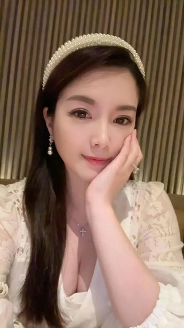 TVB前花旦离婚后复出，新疆雪地骑马美到失真，亲自回应：不是AI  第1张