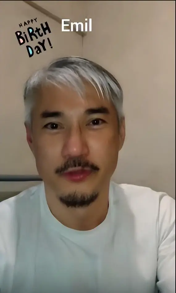 TVB前金牌绿叶罕见露面，满头银发被指撞脸吴尊，如今越老越有味  第1张