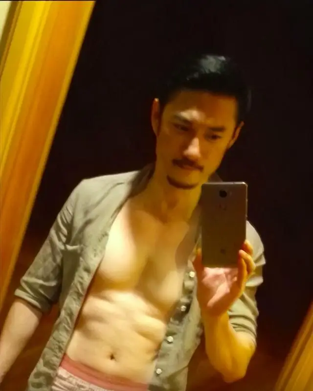 TVB前金牌绿叶罕见露面，满头银发被指撞脸吴尊，如今越老越有味  第2张