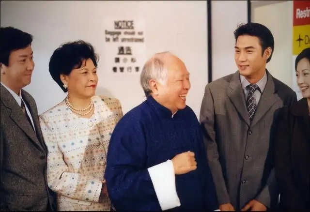 TVB前金牌绿叶罕见露面，满头银发被指撞脸吴尊，如今越老越有味  第3张