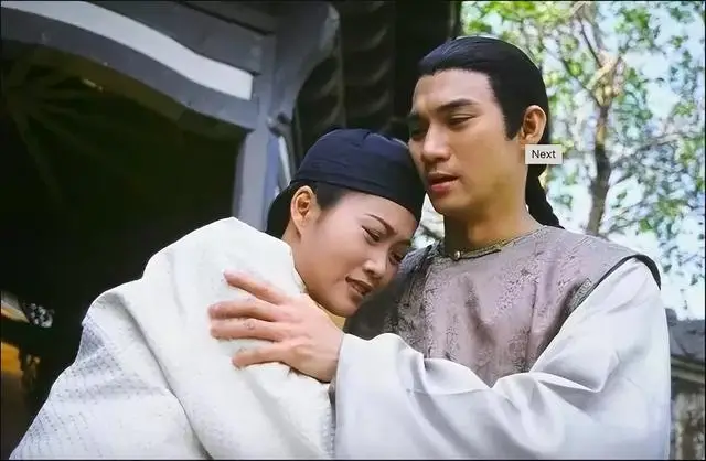 TVB前金牌绿叶罕见露面，满头银发被指撞脸吴尊，如今越老越有味  第5张