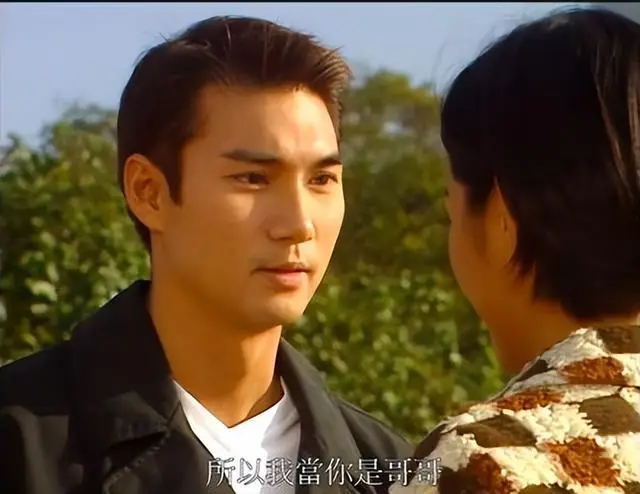 TVB前金牌绿叶罕见露面，满头银发被指撞脸吴尊，如今越老越有味  第6张