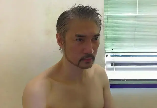 香港知名演员双鬓斑白，至今仍未结婚，和同性友人感情稳定  第4张