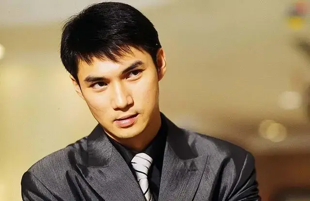 香港知名演员双鬓斑白，至今仍未结婚，和同性友人感情稳定  第6张