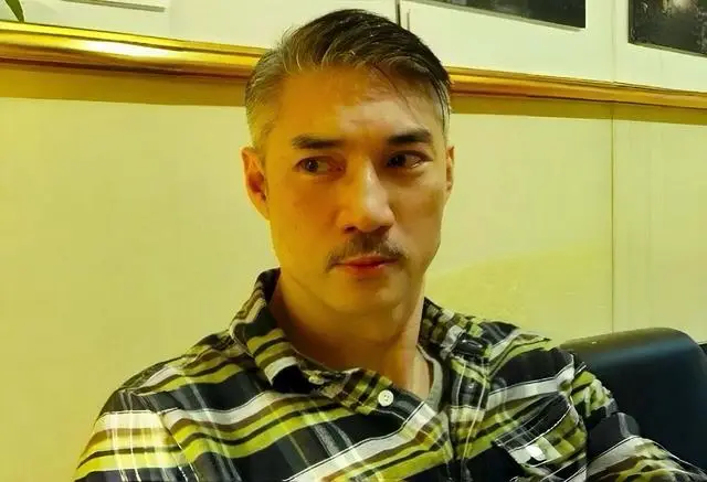 香港知名演员双鬓斑白，至今仍未结婚，和同性友人感情稳定  第10张