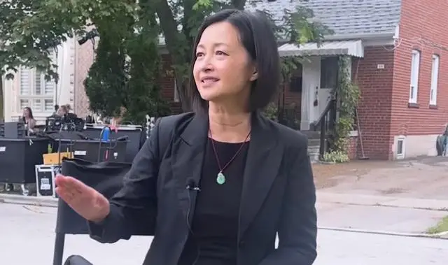 香港知名女星复出拍戏，全素颜出镜满脸斑点，拒绝整容想自然老去  第2张