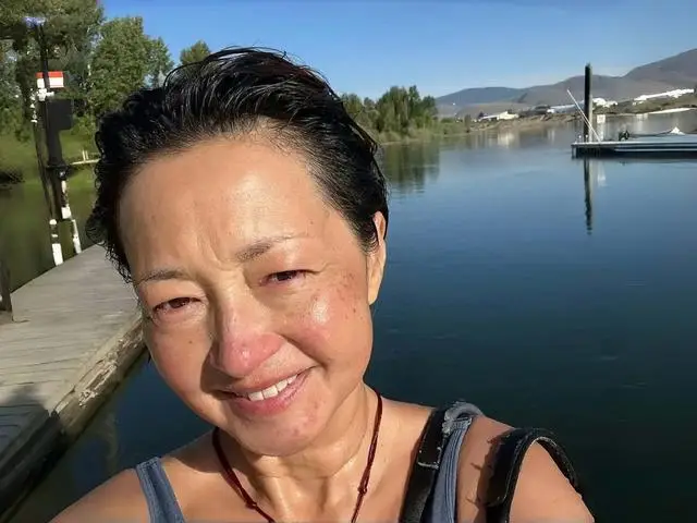 香港知名女星复出拍戏，全素颜出镜满脸斑点，拒绝整容想自然老去  第3张