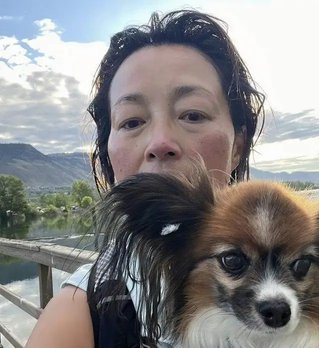 香港知名女星复出拍戏，全素颜出镜满脸斑点，拒绝整容想自然老去  第4张