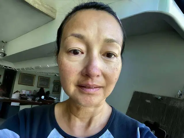 香港知名女星复出拍戏，全素颜出镜满脸斑点，拒绝整容想自然老去  第6张