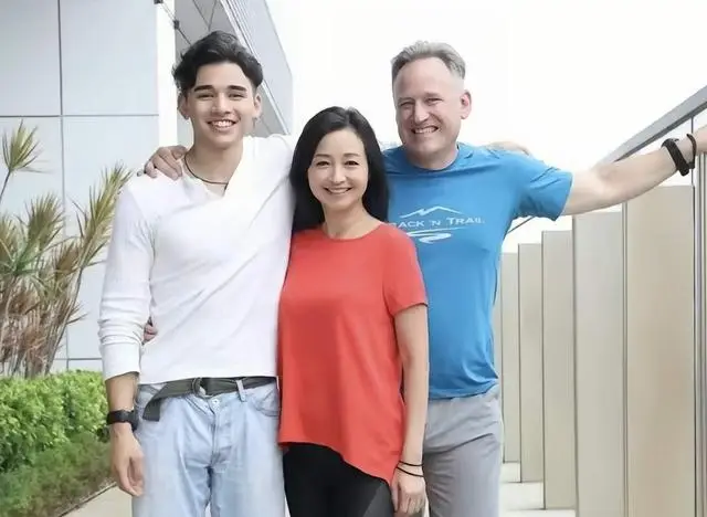 香港知名女星复出拍戏，全素颜出镜满脸斑点，拒绝整容想自然老去  第8张